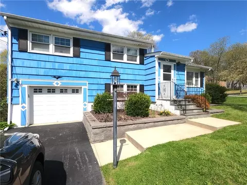 7 Sparrow Ln, Poughkeepsie, NY 12601
