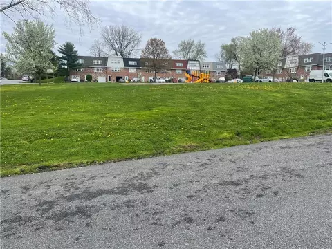 4 Cindy Ln, Wallkill, NY 10941