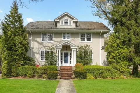 16 Pryer Pl, New Rochelle, NY 10804