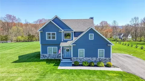 18 Shalimar Dr, New Windsor, NY 12577