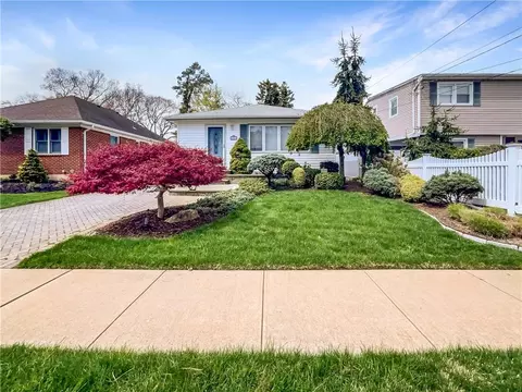 272 Atlantic Ave, Massapequa Park, NY 11762