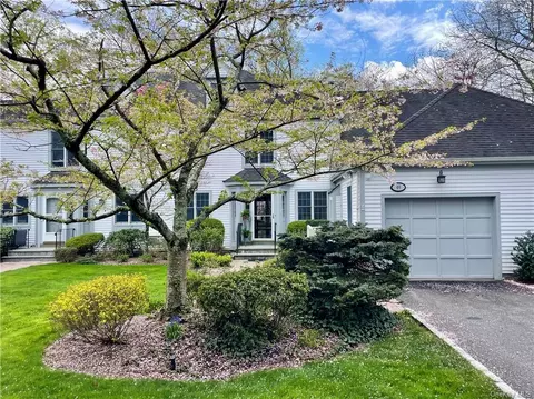 49 Brook Hills Cir #49, White Plains, NY 10605