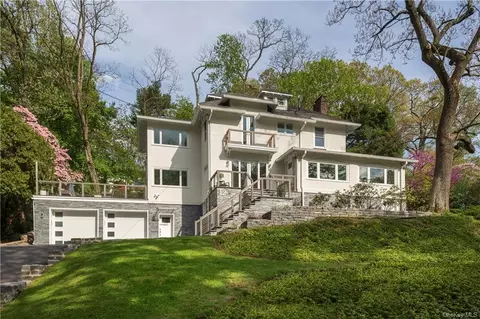 12 Parkway Dr, Greenburgh, NY 10522