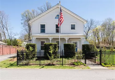 11 Elizabeth St, Red Hook, NY 12571