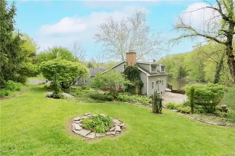 236 Lakeshore Dr, Pleasant Valley, NY 12569