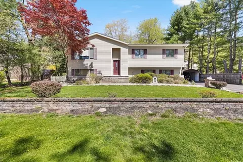 22 Milsom Dr, Clarkstown, NY 10956