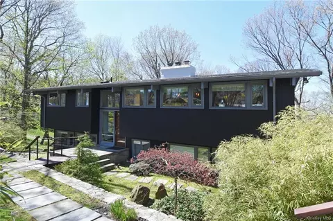 300 Riverview Rd, Greenburgh, NY 10533