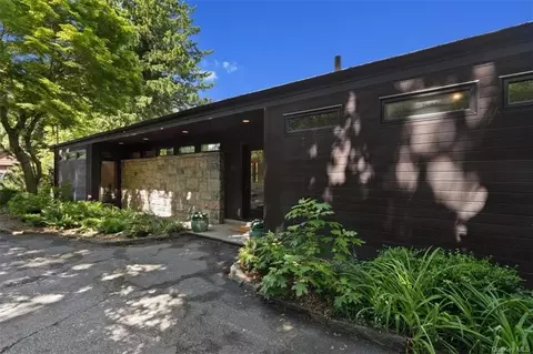 71 Cobb Ln, Greenburgh, NY 10591