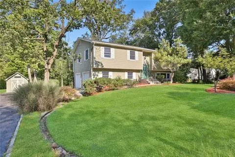 100 Renee Ln, Clarkstown, NY 10954