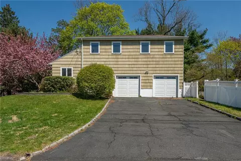 209 Woodhampton Dr, Greenburgh, NY 10603