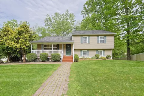 25 Mecca Dr, New Windsor, NY 12577
