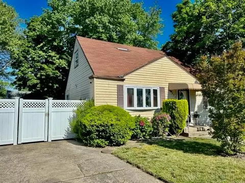 932 Ditmas Ave, Uniondale, NY 11553