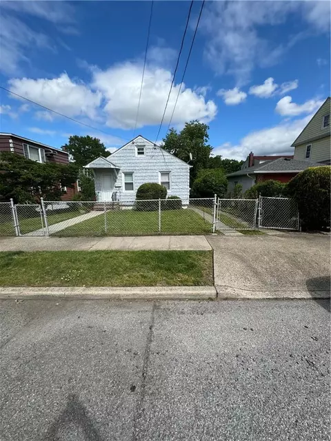 46 1st St, Elmont, NY 11003