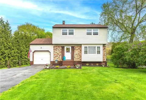 230 Ridge Rd, Woodbury, NY 10930