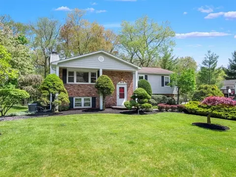 8 Jockey Ln, Clarkstown, NY 10956