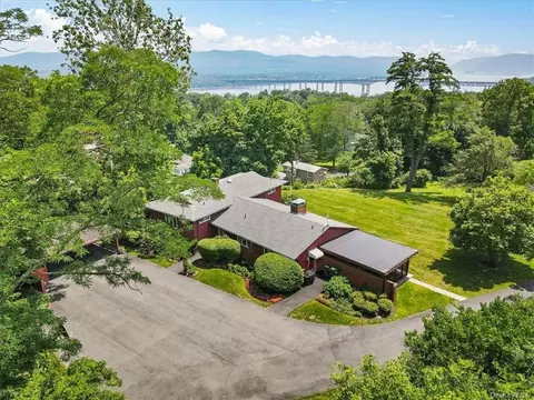 8 Ashley Dr, Newburgh, NY 12550