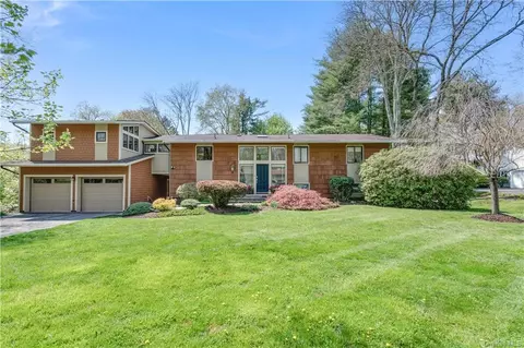 18 Earlwood Dr, Poughkeepsie, NY 12603
