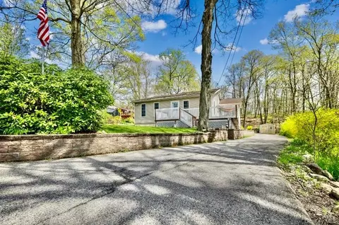 36 Elmwood Dr, Woodbury Town, NY 10930