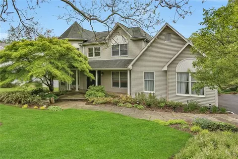 4 Debra Ct, Clarkstown, NY 10956