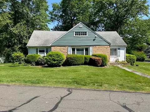 32 E Hall Ave, Clarkstown, NY 10956