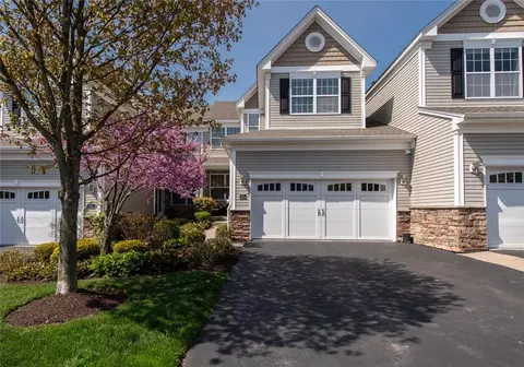 27 Pritchard Ct, Fishkill, NY 12524