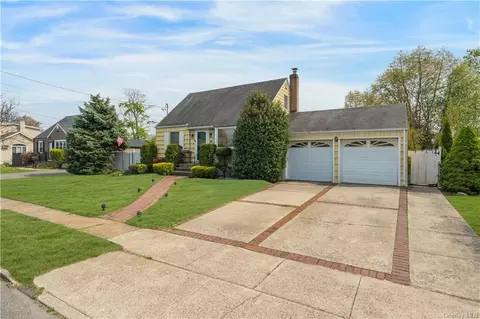 54 Alice Rd, West Islip, NY 11795