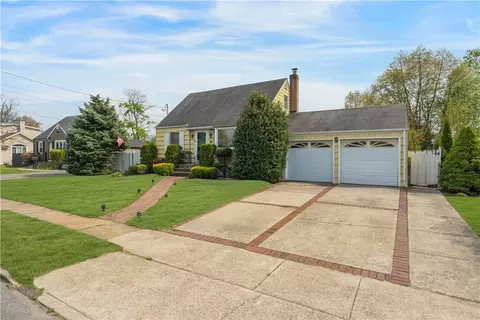 54 Alice Rd, West Islip, NY 11795