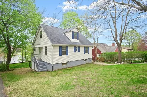 27 Grandview Dr, Mahopac, NY 10541