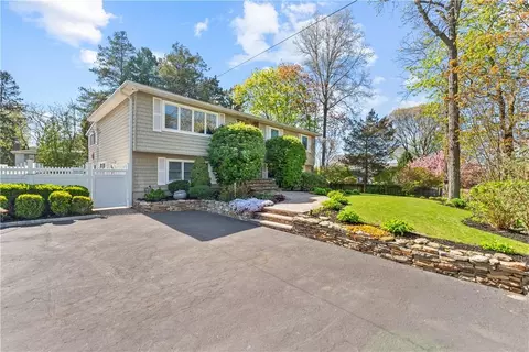 134 Woodhull Rd, Huntington, NY 11743