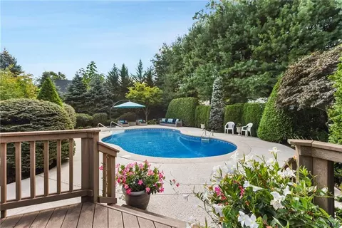 77 Sedge Rd, Clarkstown, NY 10989