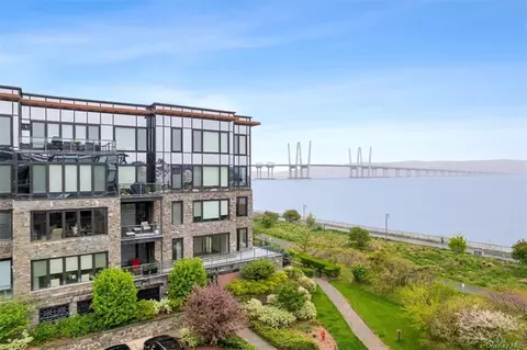 16 Rivers Edge Dr #203, Greenburgh, NY 10591