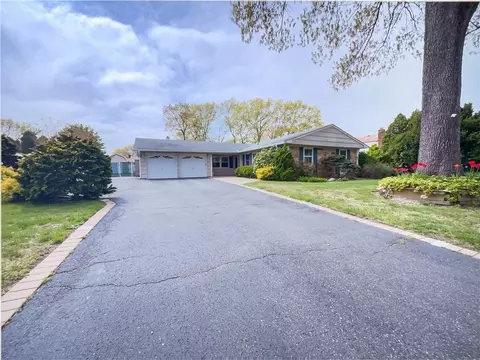 18 Wycomb Pl, Coram, NY 11727