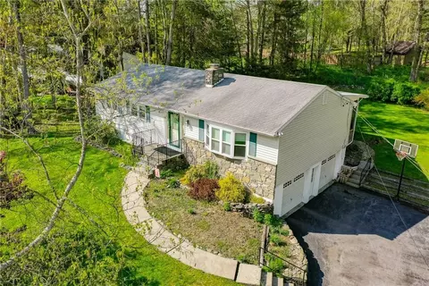 5 Albie Dr, Hyde Park, NY 12538