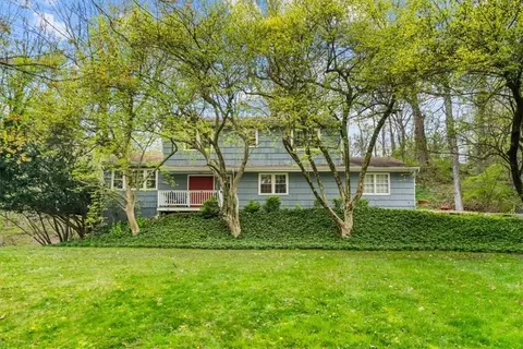 4 Surrey Ln, New Castle, NY 10562