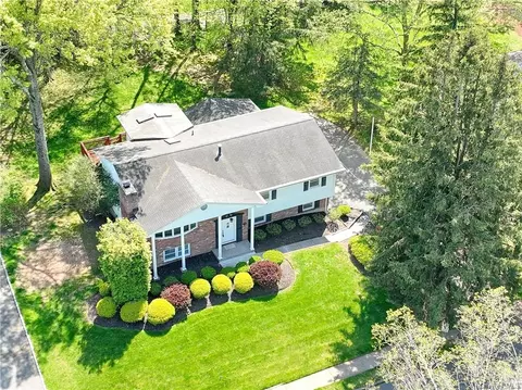 29 Bluefields Ln, Orangetown, NY 10913
