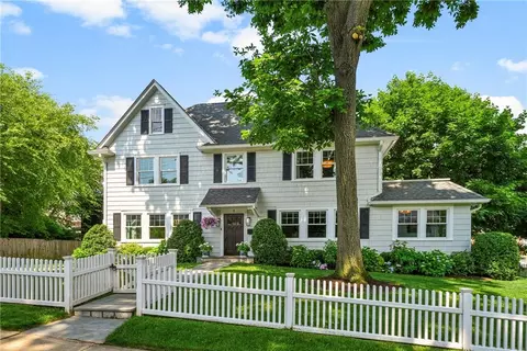 2 Vanderburgh Ave, Larchmont, NY 10538