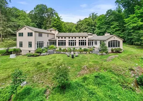 9 Twin Ponds Dr, Bedford Hills, NY 10507