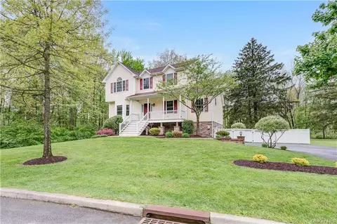 7 Kenzbrit Ct, Poughkeepsie, NY 12603