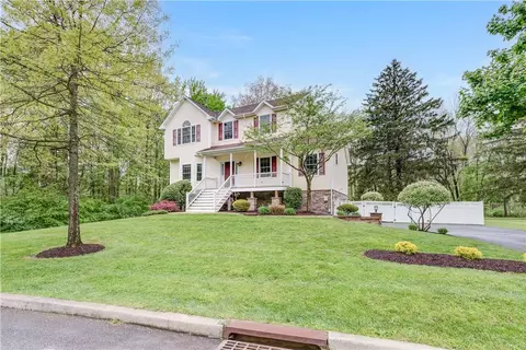 7 Kenzbrit Ct, Poughkeepsie, NY 12603