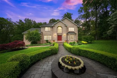 18 Waters Edge, Clarkstown, NY 10920