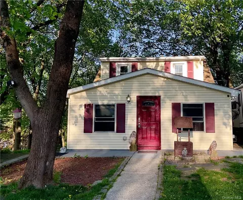 5 Pells Ct, Poughkeepsie, NY 12601