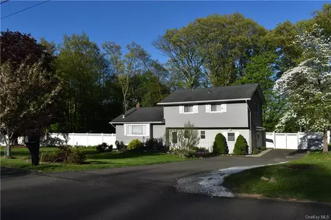 13 Red Rock Rd, Clarkstown, NY 10956