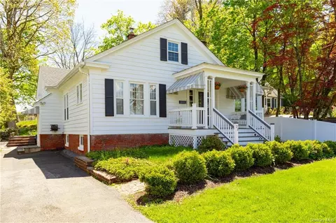 25 Ferris Ln, Poughkeepsie, NY 12601