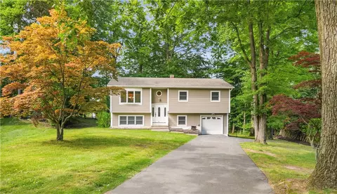 15 Glenn Ln, Clarkstown, NY 10956