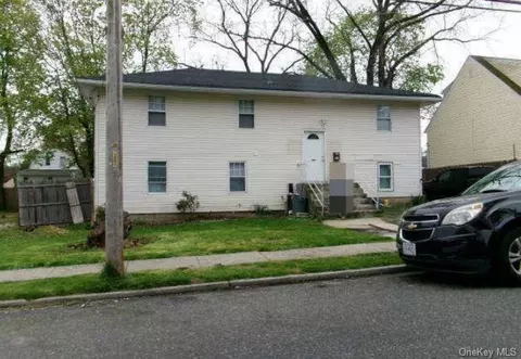 44 4th St, Huntington, NY 11746