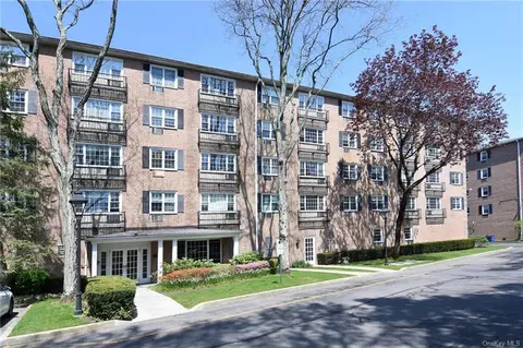 3 Consulate Dr #1A, Eastchester, NY 10707