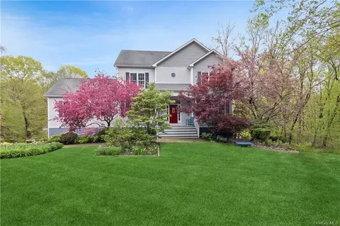 75 Grist Mill Ln, Pleasant Valley, NY 12569