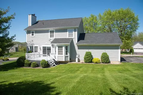 86 Roosevelt Dr, Beekman, NY 12570