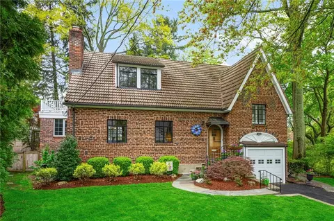 11 Coralyn Rd, Scarsdale, NY 10583
