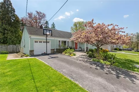 135 Daisy Farms Dr, New Rochelle, NY 10804